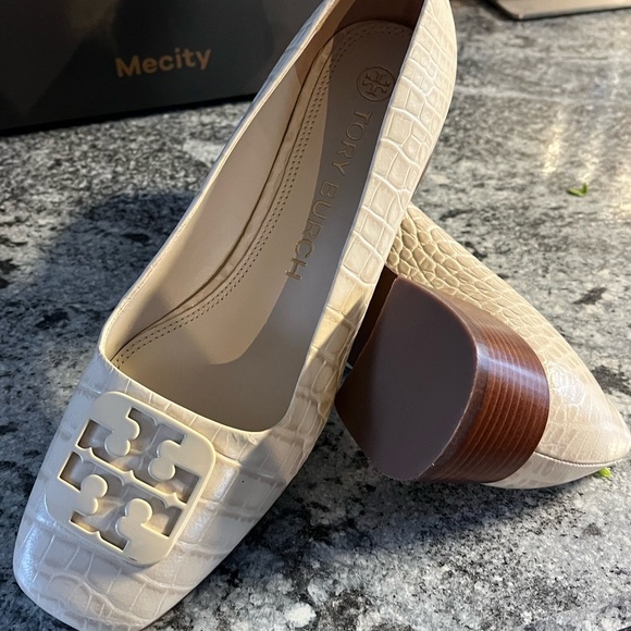 Tory Burch Shoes - Tory Burch Square Toe Georgia Leather Ballet Flats In Brie Size 9M Women's